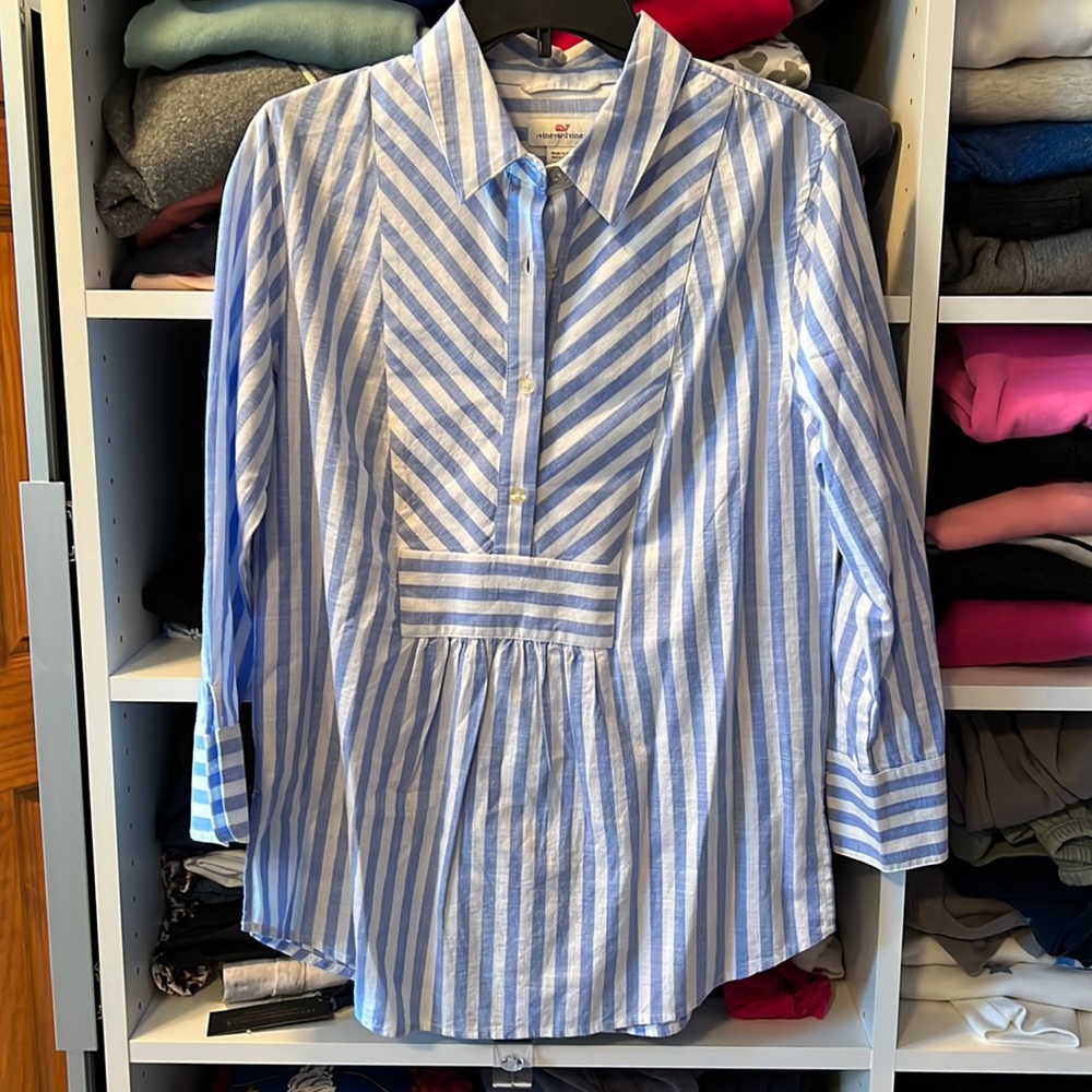 Vineyard Vines beautiful blue and white stripe pullover.